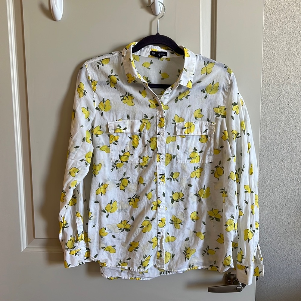 Gap boyfriend fit lemon button down 🍋